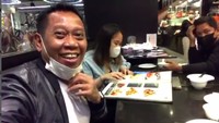 Begitu juga dengan keseruan ini. Tukul merekam anak perempuannya saat melihat-lihat buku menu. Keseruan ini diunggah di kanal YouTube-nya Tukul Arwana Official. Foto: Instagram @tukul.arwanaofficial