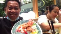 Seperti saat mampir di restoran Jepang. Tukul Arwana dan anak perempuanya Novita Eka Afriana asyik menikmati hidangan udang. Foto: Instagram @tukul.arwanaofficial
