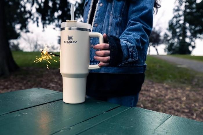 Tumbler Kekinian Stanley Ternyata Multifungsi Buat Tampung Barang