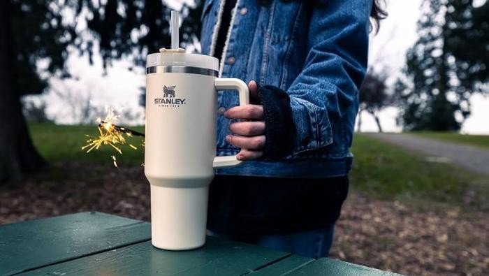 Tumbler Kekinian Stanley Ternyata Multifungsi Buat Tampung Barang