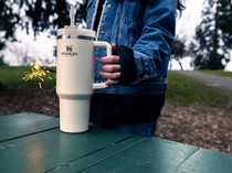 Tumbler Kekinian Stanley Ternyata Multifungsi Buat Tampung Barang