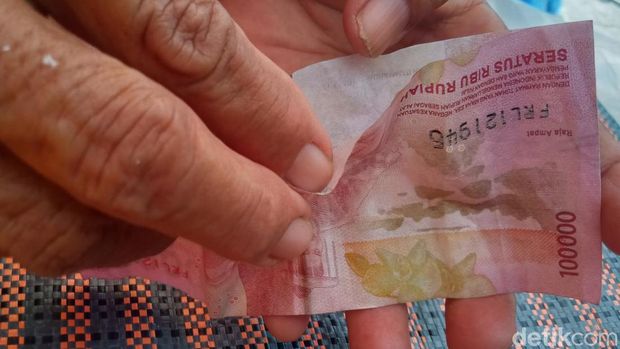 Uang palsu yang diterima pedagang karung plastik bekas di Cawas Klaten.
