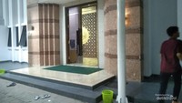 Pintu masuk makam Habib Cikini.