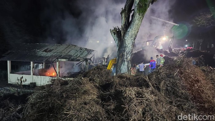 Upaya pemadaman gudang limbah penyulingan minyak kayu putih di Hutan Bunder, Gunungkidul, Senin (3/6/2024).