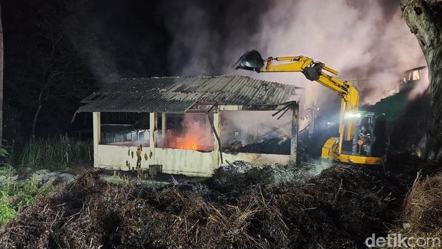 Upaya pemadaman gudang limbah penyulingan minyak kayu putih di Hutan Bunder, Gunungkidul, Senin (3/6/2024).