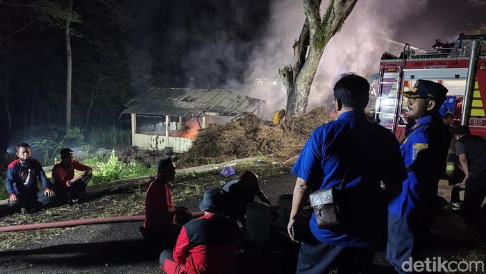 Upaya pemadaman gudang limbah penyulingan minyak kayu putih di Hutan Bunder, Gunungkidul, Senin (3/6/2024).