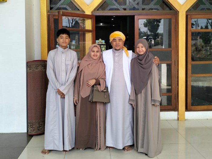 Ustaz Amin bersama keluarga