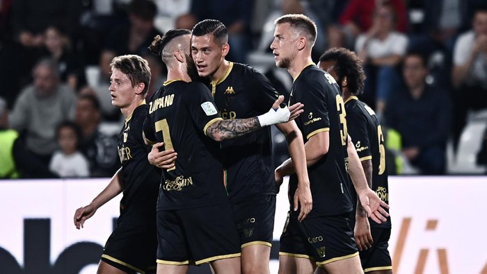 LA SPEZIA, ITALY - MAY 10: Jay Idzes of Venezia FC celebrate after score goal 0-1 during the Serie B match between Spezia Calcio and Venezia at Stadio Alberto Picco on May 10, 2024 in La Spezia, Italy. (Photo by Image Photo Agency/Getty Images)