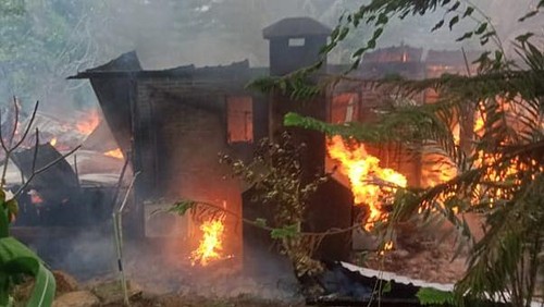 Vila Rossi Lodge milik warga negara (WN) Swiss di Banjar Dinas Kalanganyar, Desa Seraya Barat, Karangasem, Bali, ludes terbakar pada Senin (3/6/2024). (Foto: Dok. Damkartan Karangasem)