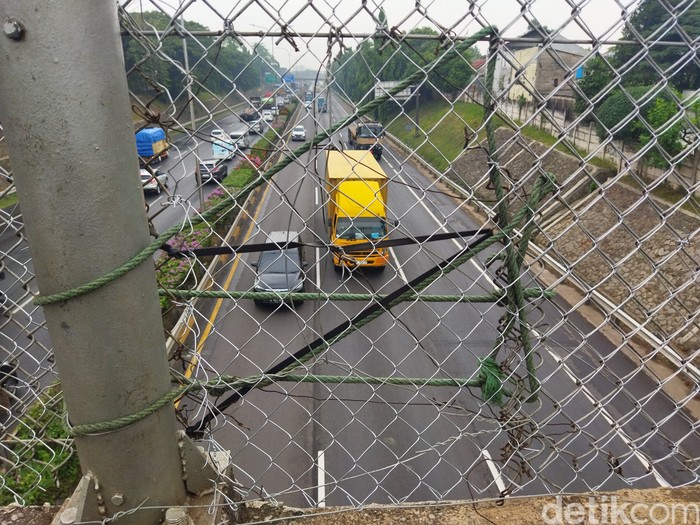 Kecelakaan Tragis: Bocah Meninggal Dunia Usai Terjatuh dari JPO ke Ruas Tol