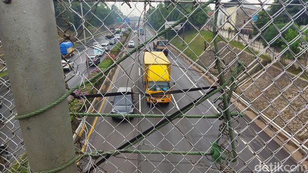 Warga bernama Etoy (55) saat bercerita JPO lokasi MGA terjatuh memang rutin didatangi bocah untuk berburu bus telolet (Fadil/detikcom)