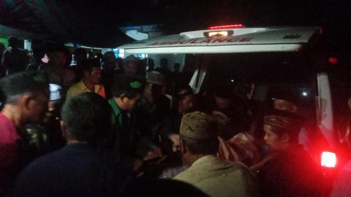 Warga bersama polisi saat proses evakuasi korban. (Foto: Dok Polres Rohul)
