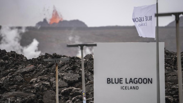 Warga Islandia Santai Berenang Saat Gunung Berapi Muntahkan Lava The Blue Lagoon with people bathing in it as the volcanic crater spews lava in the background in Grindavik, Iceland, Sunday, June 2, 2024. The popular Blue Lagoon geothermal spa, one of Icelandβs biggest tourist attractions in the country's southwest, was reopened Sunday after authorities said a nearby volcano had stabilized after erupting four days earlier. (AP Photo/Marco di Marco)