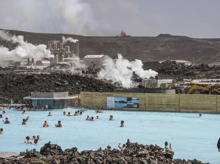 Warga Islandia Santai Berenang Saat Gunung Berapi Muntahkan Lava