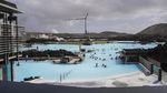 Warga Islandia Santai Berenang Saat Gunung Berapi Muntahkan Lava