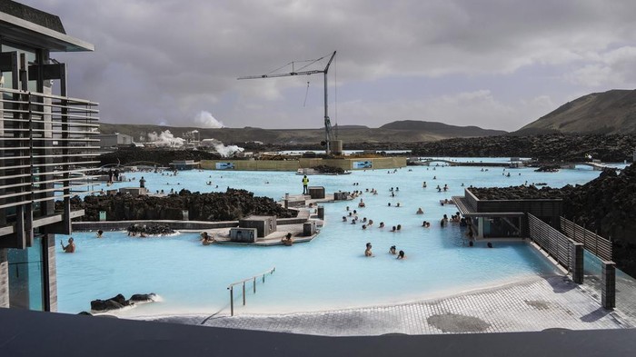 Warga Islandia Santai Berenang Saat Gunung Berapi Muntahkan Lava The Blue Lagoon with people bathing in it as the volcanic crater spews lava in the background in Grindavik, Iceland, Sunday, June 2, 2024. The popular Blue Lagoon geothermal spa, one of Icelandβs biggest tourist attractions in the country's southwest, was reopened Sunday after authorities said a nearby volcano had stabilized after erupting four days earlier. (AP Photo/Marco di Marco)