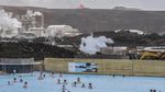 Warga Islandia Santai Berenang Saat Gunung Berapi Muntahkan Lava