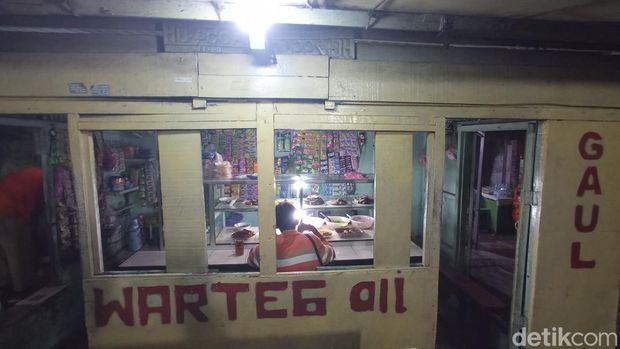 Warteg Gaul milik Ali di Kota Cirebon.