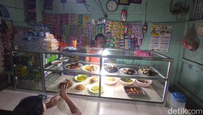 Warteg Gaul milik Ali di Kota Cirebon.