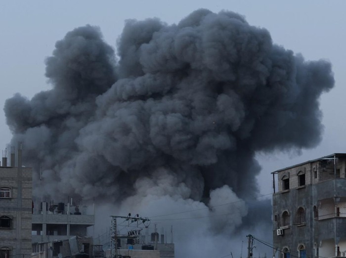 Smoke rises during an Israeli air strike in central Gaza Strip, June 3, 2024. REUTERS/Ramadan Abed
