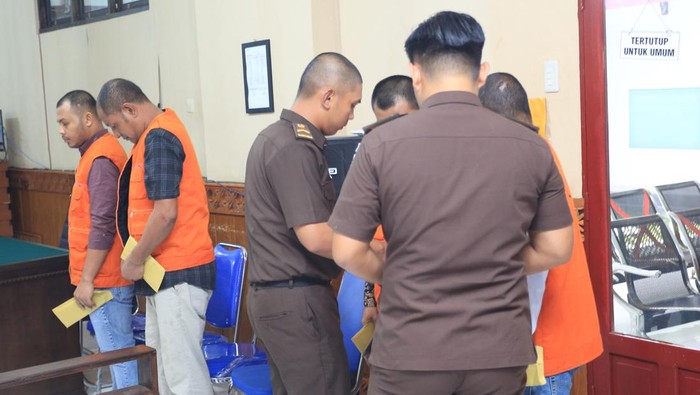 Petugas membawa empat terdakwa kasus penyeludupan imigran Rohingya Herman Saputra, Muchtar, Harfandi M. Iqbal dan Erpan saat menjalani sidang perdana di Pengadilan Negeri Meulaboh, Aceh Barat, Aceh, Selasa (4/6/2024).  Sidang perdana kasus penyeludupan 75 imigran Rohingya di perairan Aceh Barat mengagendakan pembacaan dakwaan dan pemeriksaan saksi untuk kelengkapan administrasi. ANTARA FOTO/Syifa Yulinnas/rwa.