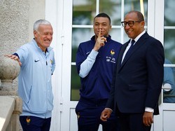 Mbappe terlihat Didier Deschamps saat akan bertemu Presiden Prancis Emmanuel Macron di Paris 3 Juni 2024. Mbappe baru akan diperkenalkan secara resmi sebagai pemain Madrid setelah memperkuat Timnas Prancis di Piala Eropa 2024. REUTERS/Sarah Meyssonnier. 