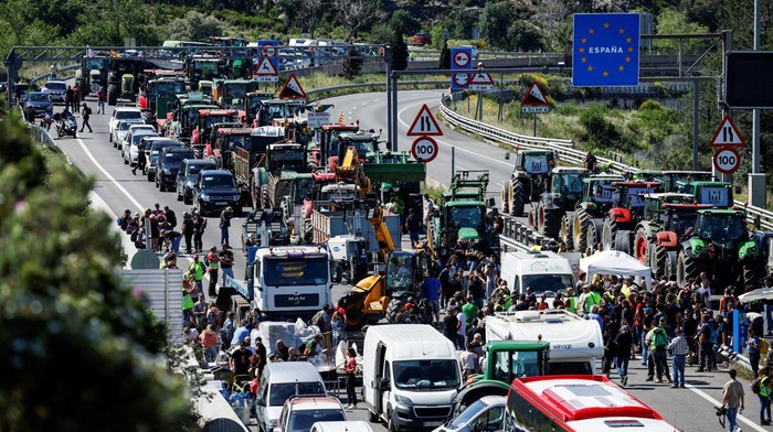 Farmers with tractors block the highway AP-7, near the border between Spain and France, as they demand better conditions ahead European elections, in Le Perthus, Spain, June 3, 2024. REUTERS/Albert Gea