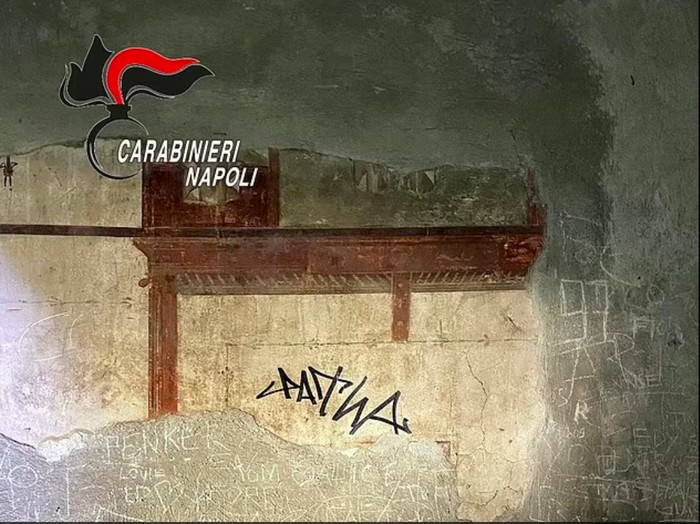 Aksi vandalisme turis Belanda di situs Italia