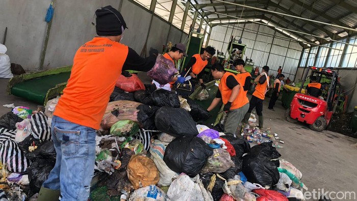 Aktivitas di TPST 3R Kranon, Kota Jogja, Selasa (4/6/2024).