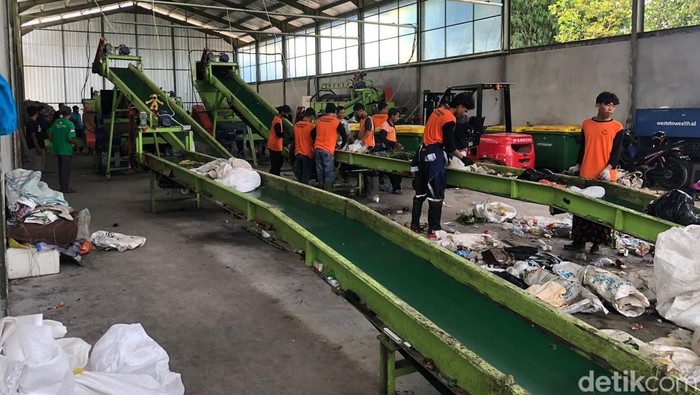 Aktivitas di TPST 3R Kranon, Kota Jogja, Selasa (4/6/2024).