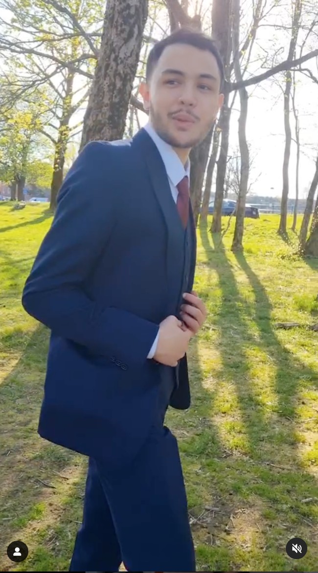 Mengenakan setelan jas berwarna gelap, Shawn tampil gagah dan tampan. Tampannya masyaallah, komentar salah seorang netizen. Ganteng banget banget bangettt, tambah netizen lain. Foto: Instagram/@andisorayabeatrix