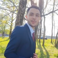 Mengenakan setelan jas berwarna gelap, Shawn tampil gagah dan tampan. Tampannya masyaallah, komentar salah seorang netizen. Ganteng banget banget bangettt, tambah netizen lain. Foto: Instagram/@andisorayabeatrix