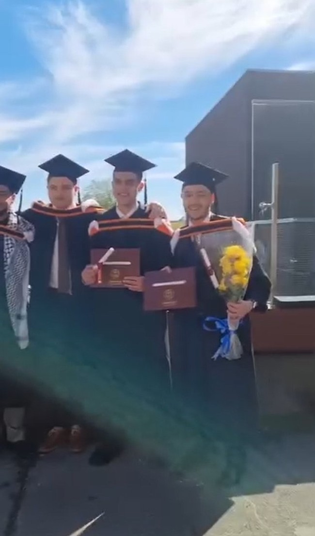 Sudah dewasa, penampilan Shawn kini terlihat semakin macho dengan kumis dan jenggot tipis di wajahnya. Foto: Instagram/@andisorayabeatrix