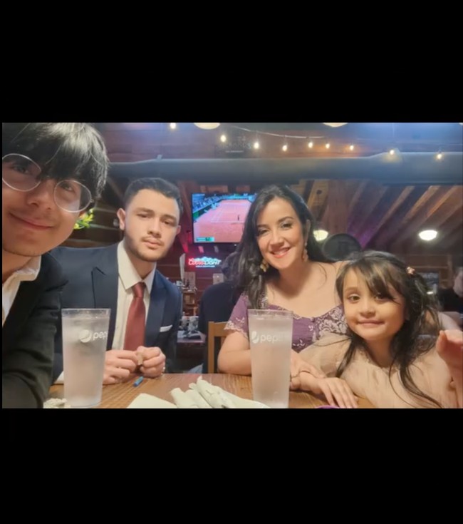 Andi Soraya bersama anak-anaknya juga terlihat makan-makan bersama merayakan wisuda Shawn.  Foto: Instagram/@andisorayabeatrix