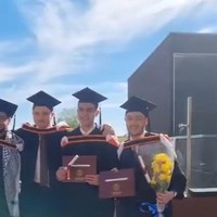 Sudah dewasa, penampilan Shawn kini terlihat semakin macho dengan kumis dan jenggot tipis di wajahnya. Foto: Instagram/@andisorayabeatrix