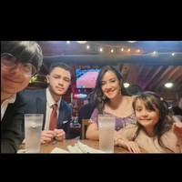 Andi Soraya bersama anak-anaknya juga terlihat makan-makan bersama merayakan wisuda Shawn.  Foto: Instagram/@andisorayabeatrix