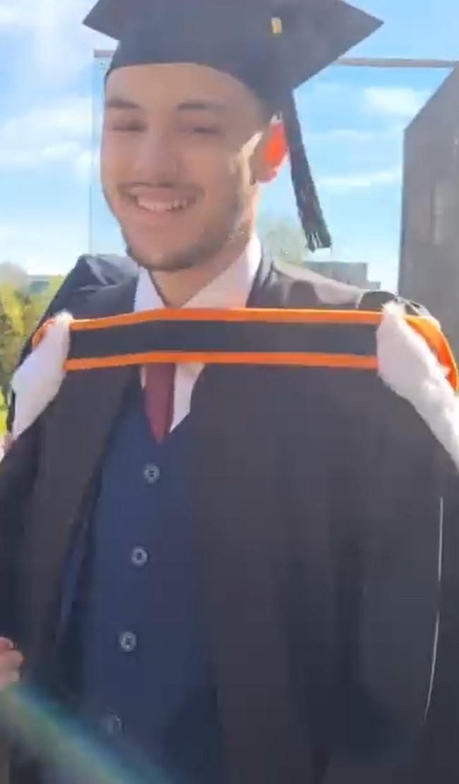 Shawn Adrian, putra Andi Soraya baru saja menyelesaikan pendidikannya untuk memperoleh gelar sarjana teknik. Melalui akun Instagram pribadi, Andi Soraya membagikan foto-foto momen wisuda sang anak. Foto: Instagram/@andisorayabeatrix