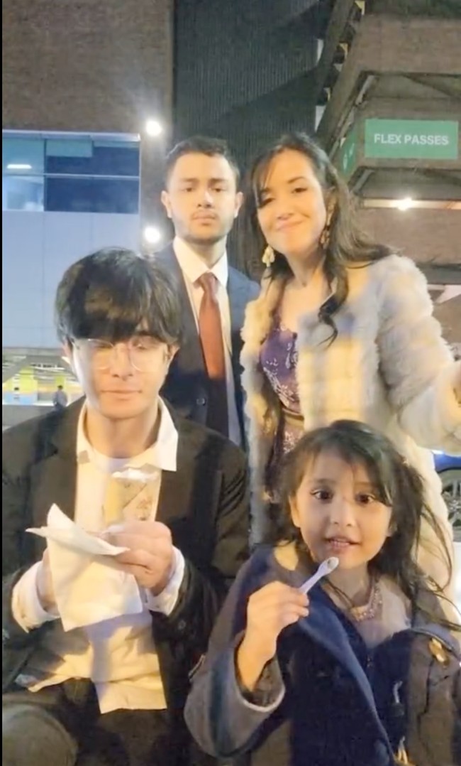 Andi Soraya dan kedua adik Shawn juga ikut menghadiri acara wisuda Shawn. Keempatnya sempat membuat video bersama. Foto: Instagram/@andisorayabeatrix