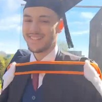 Shawn Adrian, putra Andi Soraya baru saja menyelesaikan pendidikannya untuk memperoleh gelar sarjana teknik. Melalui akun Instagram pribadi, Andi Soraya membagikan foto-foto momen wisuda sang anak. Foto: Instagram/@andisorayabeatrix