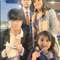 Andi Soraya dan kedua adik Shawn juga ikut menghadiri acara wisuda Shawn. Keempatnya sempat membuat video bersama. Foto: Instagram/@andisorayabeatrix