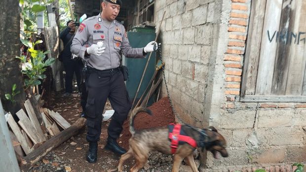 Anjing K-9 milik Direktorat Samapta Polda Metro Jaya dikerahkan untuk memeriksa TKP pembunuhan bocah perempuan di Ciketing Udik, Bantargebang, Bekasi, Jabar.