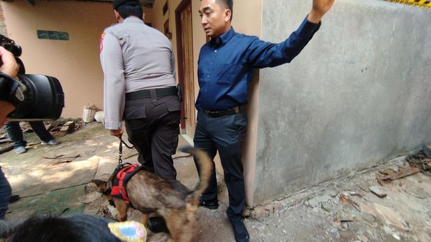 Anjing K-9 milik Direktorat Samapta Polda Metro Jaya dikerahkan untuk memeriksa TKP pembunuhan bocah perempuan di Ciketing Udik, Bantargebang, Bekasi, Jabar.