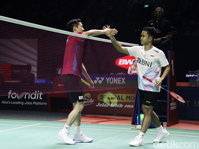 Pebulutangkis Anthony Ginting bertanding melawan pebulutangkis Jepang, Kenta Nishimoto dalam Indonesia Open 2024 di Istora Senayan, Jakarta, Selasa (4/6/2024). Ginting kalah dari Nishimoto dengan skor 21-17, 11-21 dan 8-21.