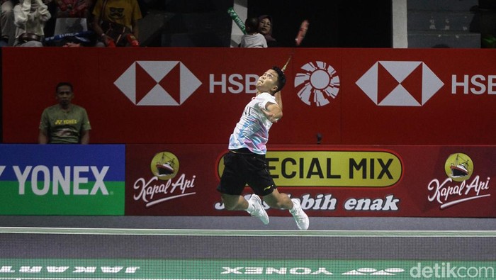 Pebulutangkis Indonesia Anthony Ginting bertanding melawan pebulutangkis Jepang, Kenta Nishimoto dalam Indonesia Open 2024 di Istora Senayan, Jakarta, Selasa (4/6/2024). Ginting kalah dari Nishimoto dengan skor 21-17, 11-21 dan 8-21.