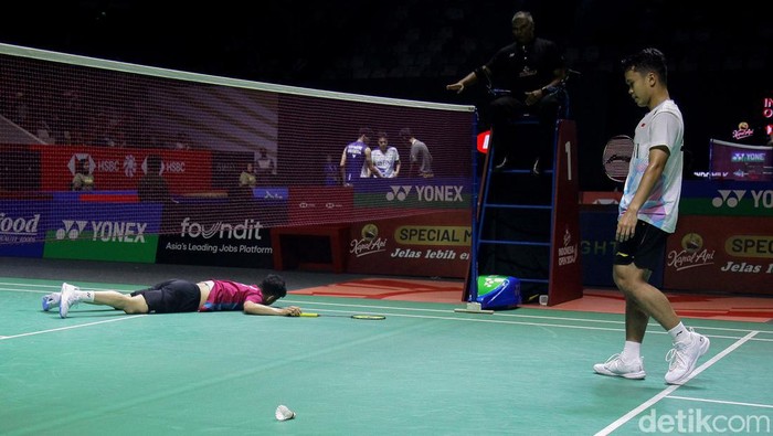 Pebulutangkis Indonesia Anthony Ginting bertanding melawan pebulutangkis Jepang, Kenta Nishimoto dalam Indonesia Open 2024 di Istora Senayan, Jakarta, Selasa (4/6/2024). Ginting kalah dari Nishimoto dengan skor 21-17, 11-21 dan 8-21.