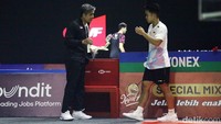 Di gim kedua, Ginting kalah dengan skor 11-21.  