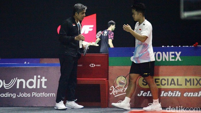 Pebulutangkis Indonesia Anthony Ginting bertanding melawan pebulutangkis Jepang, Kenta Nishimoto dalam Indonesia Open 2024 di Istora Senayan, Jakarta, Selasa (4/6/2024). Ginting kalah dari Nishimoto dengan skor 21-17, 11-21 dan 8-21.