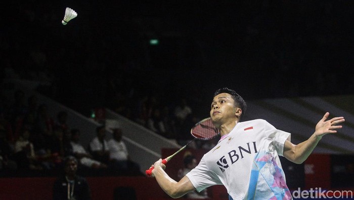 Pebulutangkis Indonesia Anthony Ginting bertanding melawan pebulutangkis Jepang, Kenta Nishimoto dalam Indonesia Open 2024 di Istora Senayan, Jakarta, Selasa (4/6/2024). Ginting kalah dari Nishimoto dengan skor 21-17, 11-21 dan 8-21.