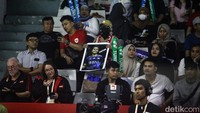 Suporter Indonesia tampak memenuhi Istora Senayan. Sebagian dari mereka membawa poster bergambar atlet idolanya.  