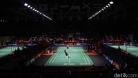 Anthony Ginting dan Kenta Nishimoto bertanding dalam babak pertama Indonesia Open 2024 di Istora Senayan, Jakarta, Selasa (4/6).